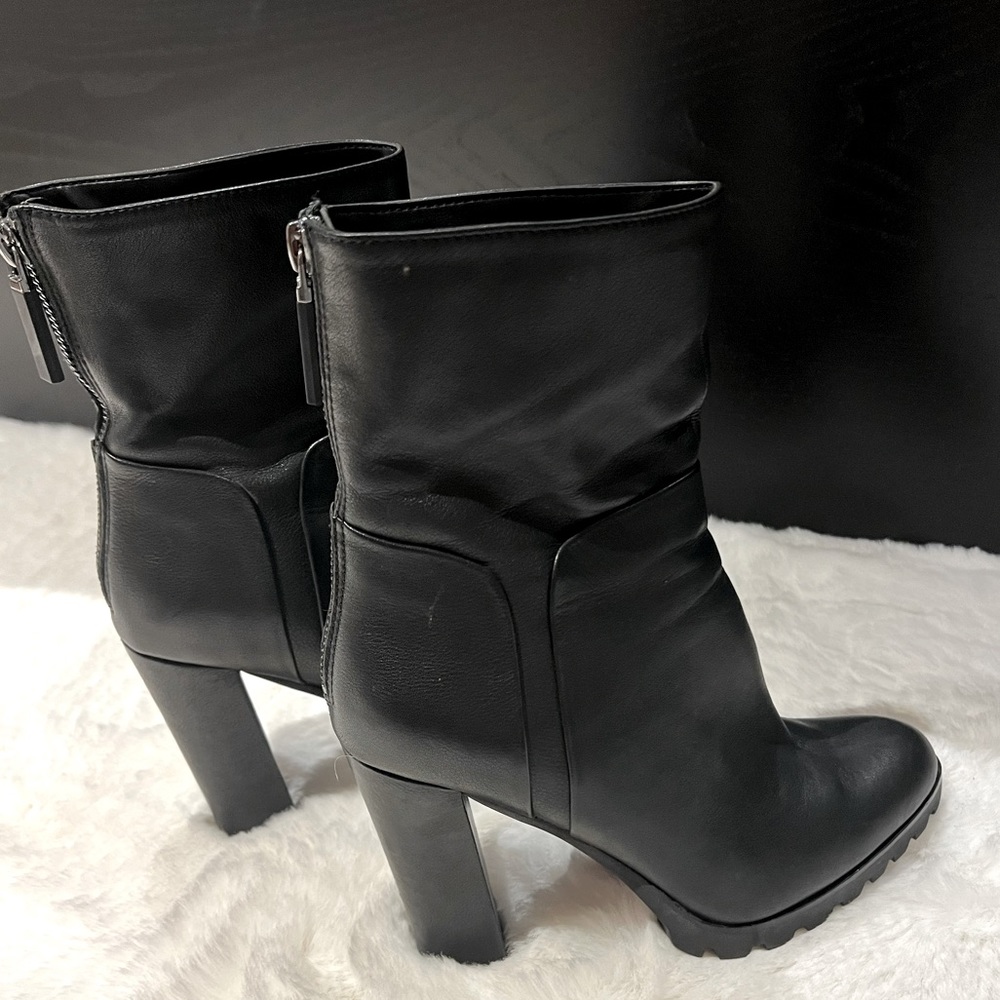 Aldo booties in black leather size 7 ❤️